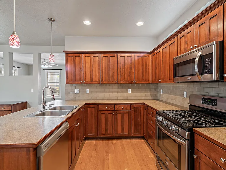 470 W Peck St — Photo 7