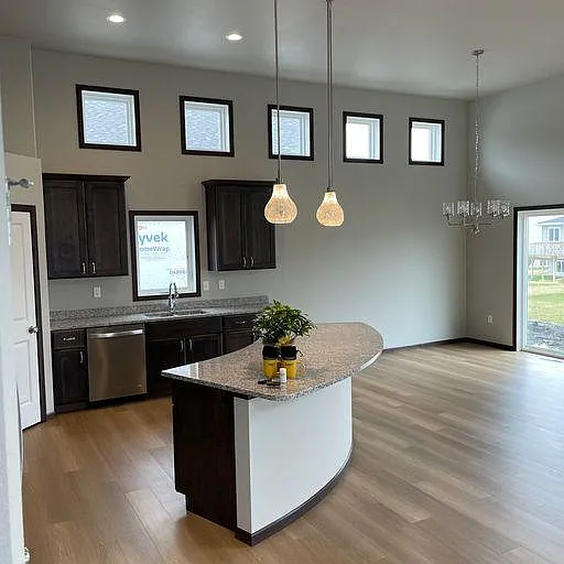 1066 Ashley Dr W — Photo 3