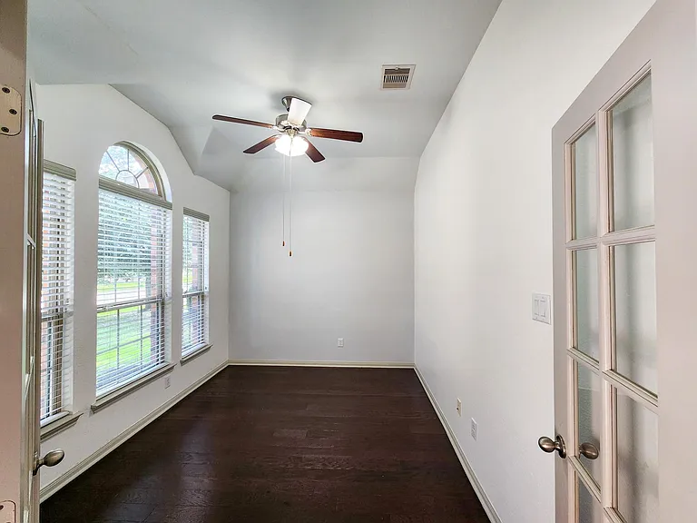 4515 Greenleaf Dr — Photo 3
