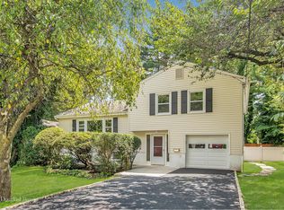 53 Sherwood Dr, Larchmont, NY