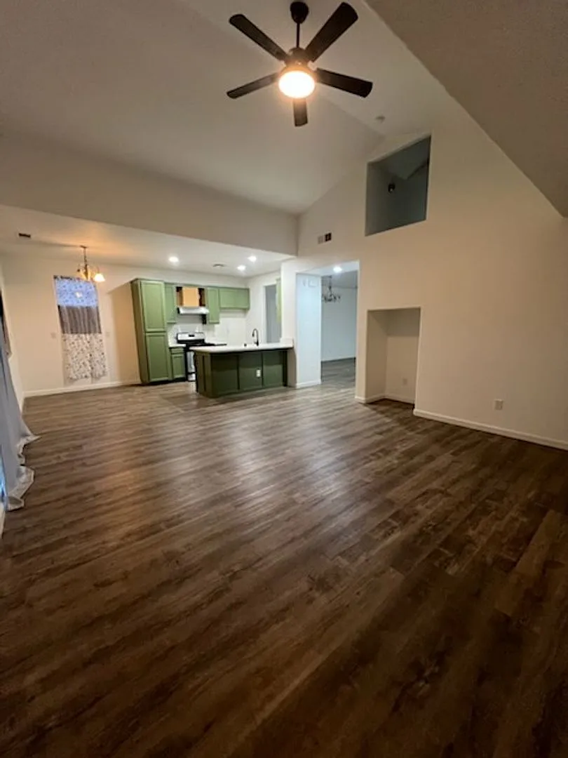 Building Photo - 2020 Golden Way
