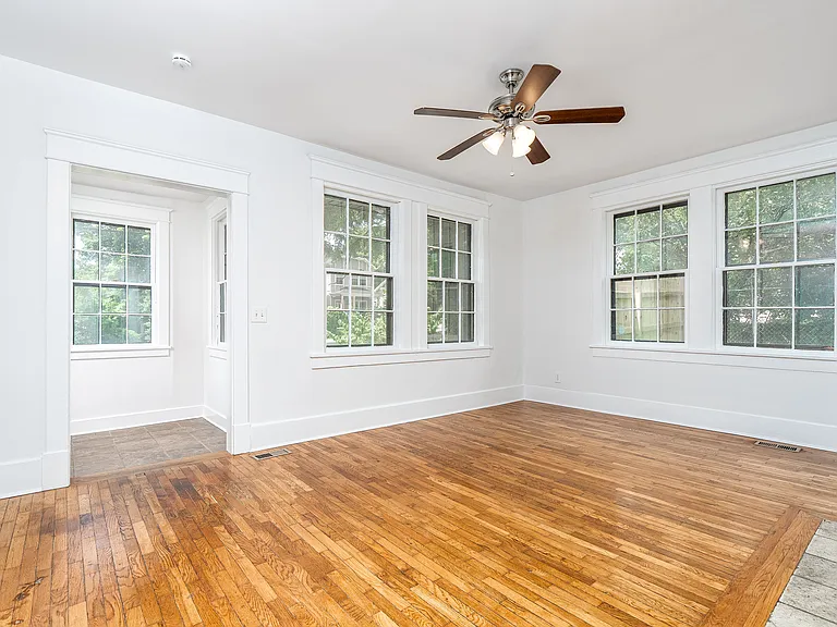 1309 Maxey Ln — Photo 3