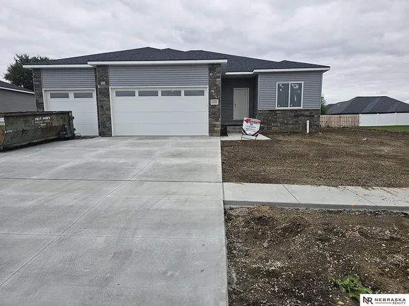 1302 Birchwood Dr, Hickman, NE 68372