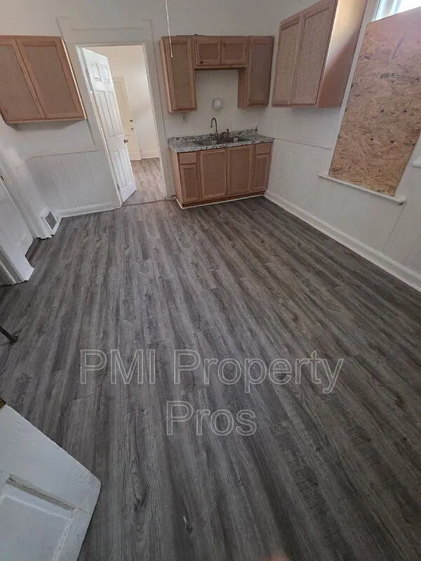3 bed, 1.0 bath, 1080 sqft, $1,400 — Photo 1