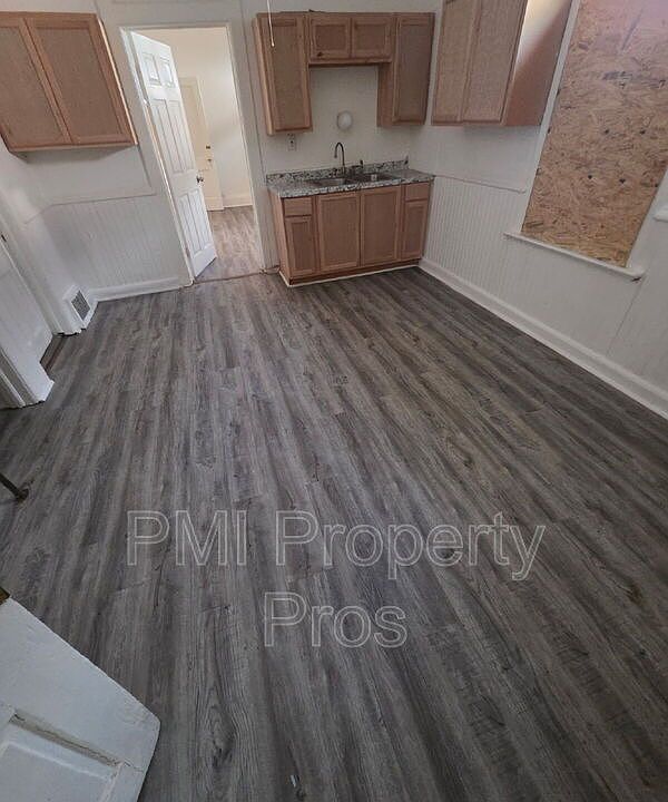 1st image of 615 W Chambers St