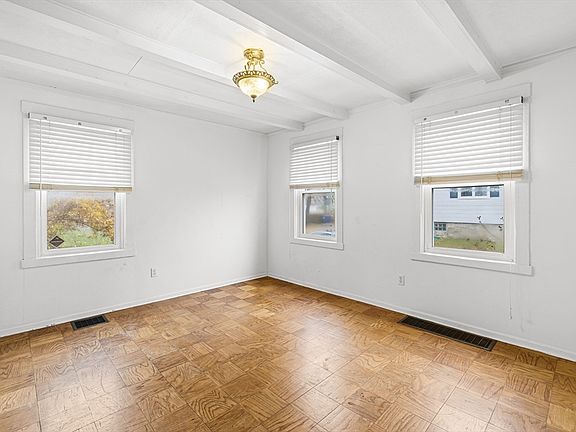4th image of 729 Allen St