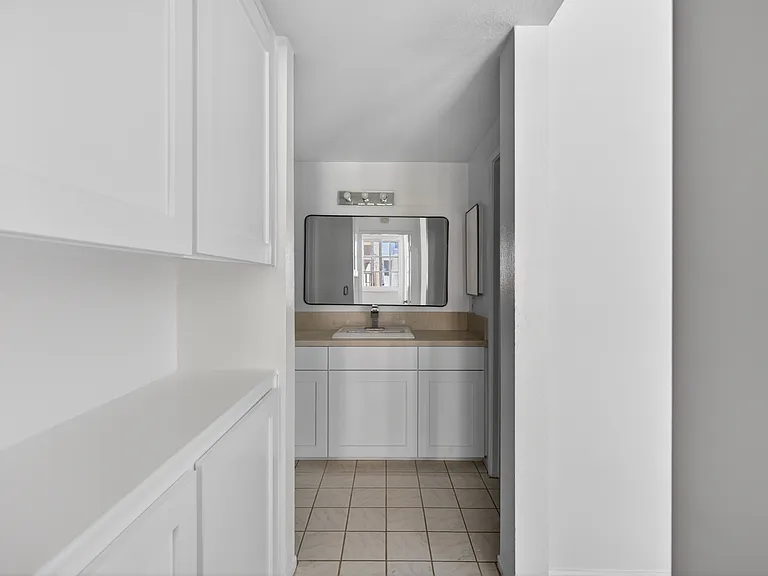 Woodman Ave Apartments — Photo 59