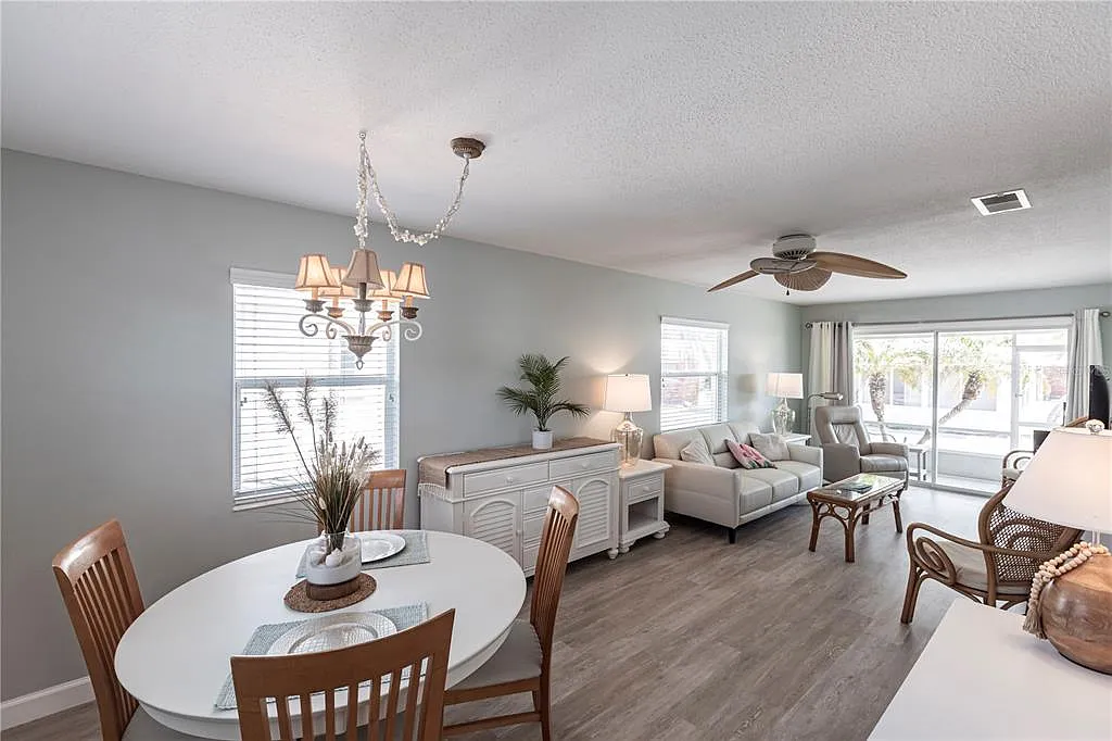 1 bed, 1.0 bath, 696 sqft, $7,470 — Photo 2