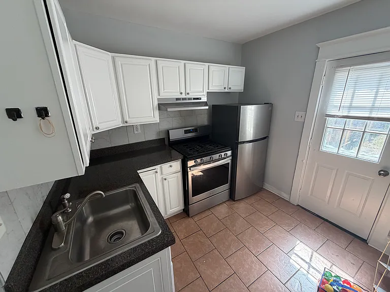 211 Cedar Ave — Photo 6