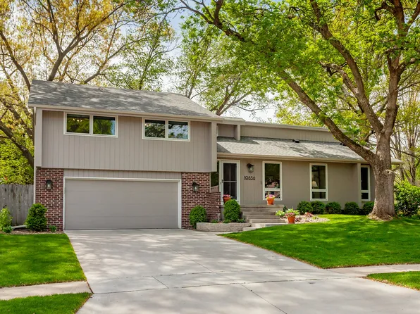 10856 Hazelwood Dr, Clive, IA 50325