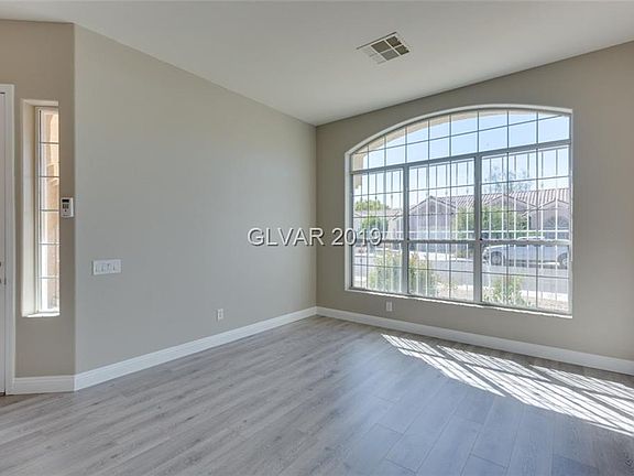 4th image of 304 Vista Glen St
