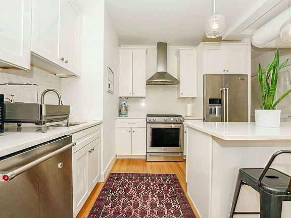 3rd image of 414 1st St #2
