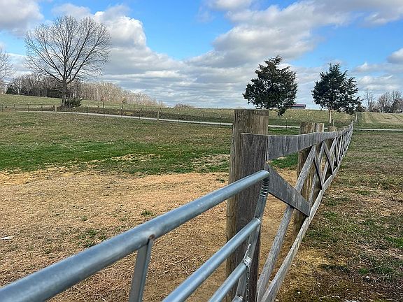 4th image of 621 Rock Springs Rd