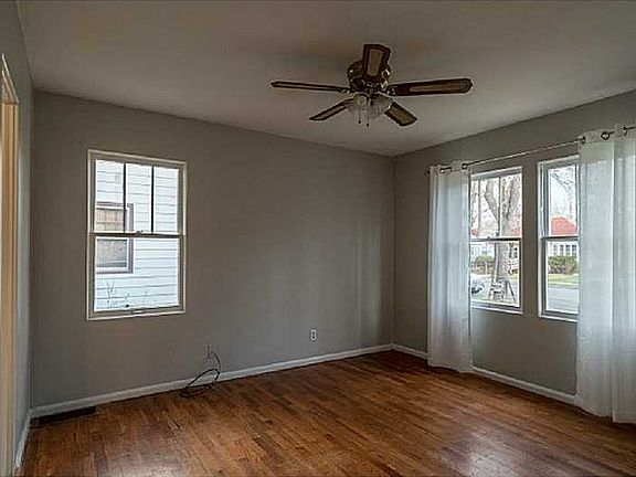 3rd image of 611 Yellowstone Ave