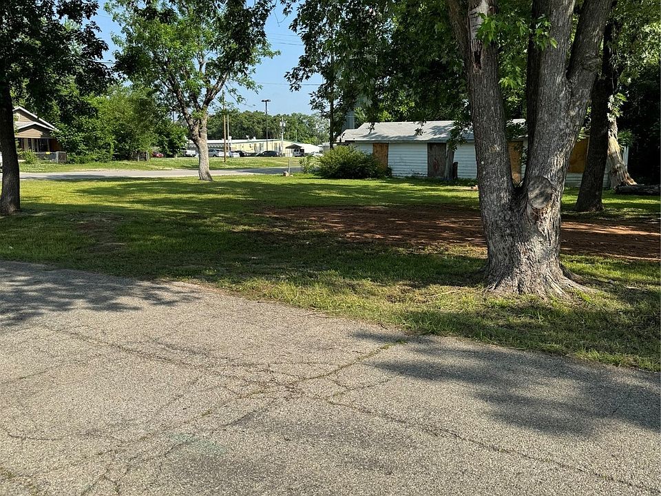 2nd image of 819 S Main St