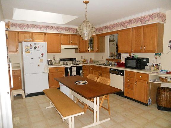 4th image of 4 Edgewood Dr