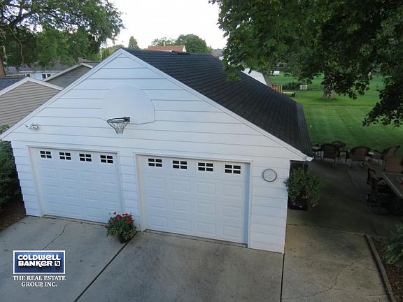 2 stall detached - fresh paint