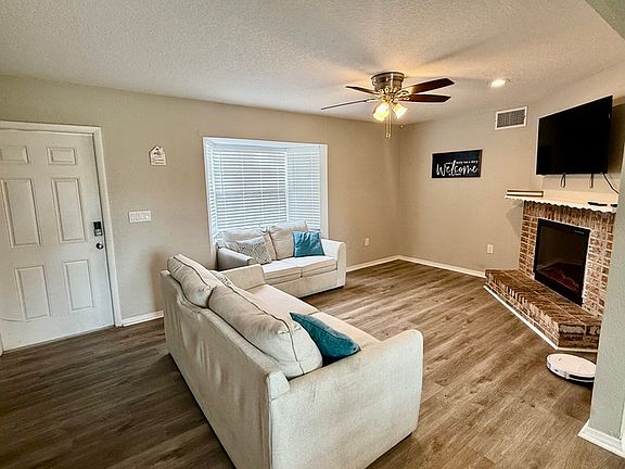 4th image of 445 Purdy St