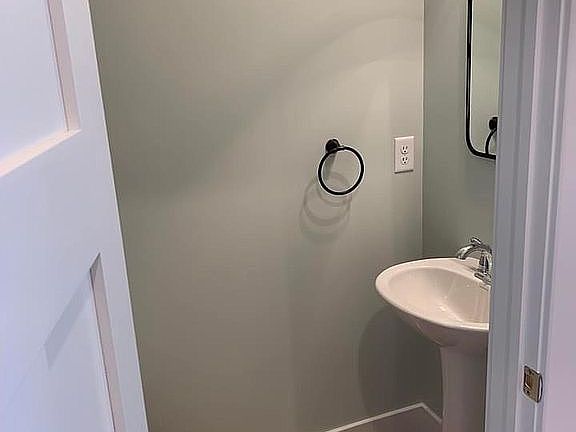 5th image of 34 Eastland Cir