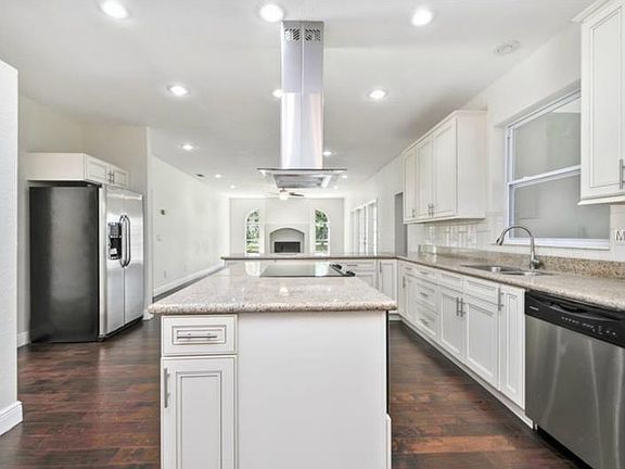 4th image of 745 E Wildmere Ave