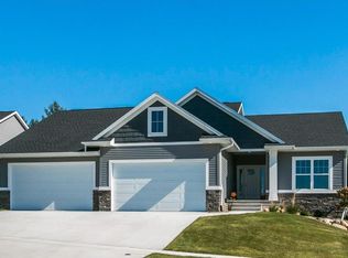 2925 Caspian Rd, Hiawatha, IA 52233