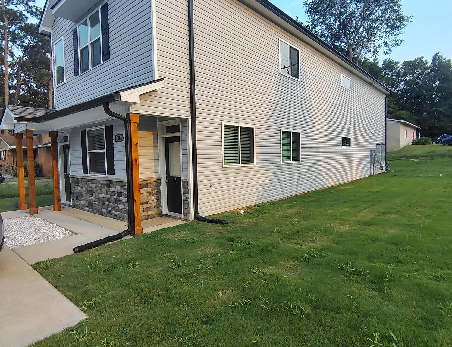3 bed, 2.0 bath, 1350 sqft, $1,600 — Photo 3