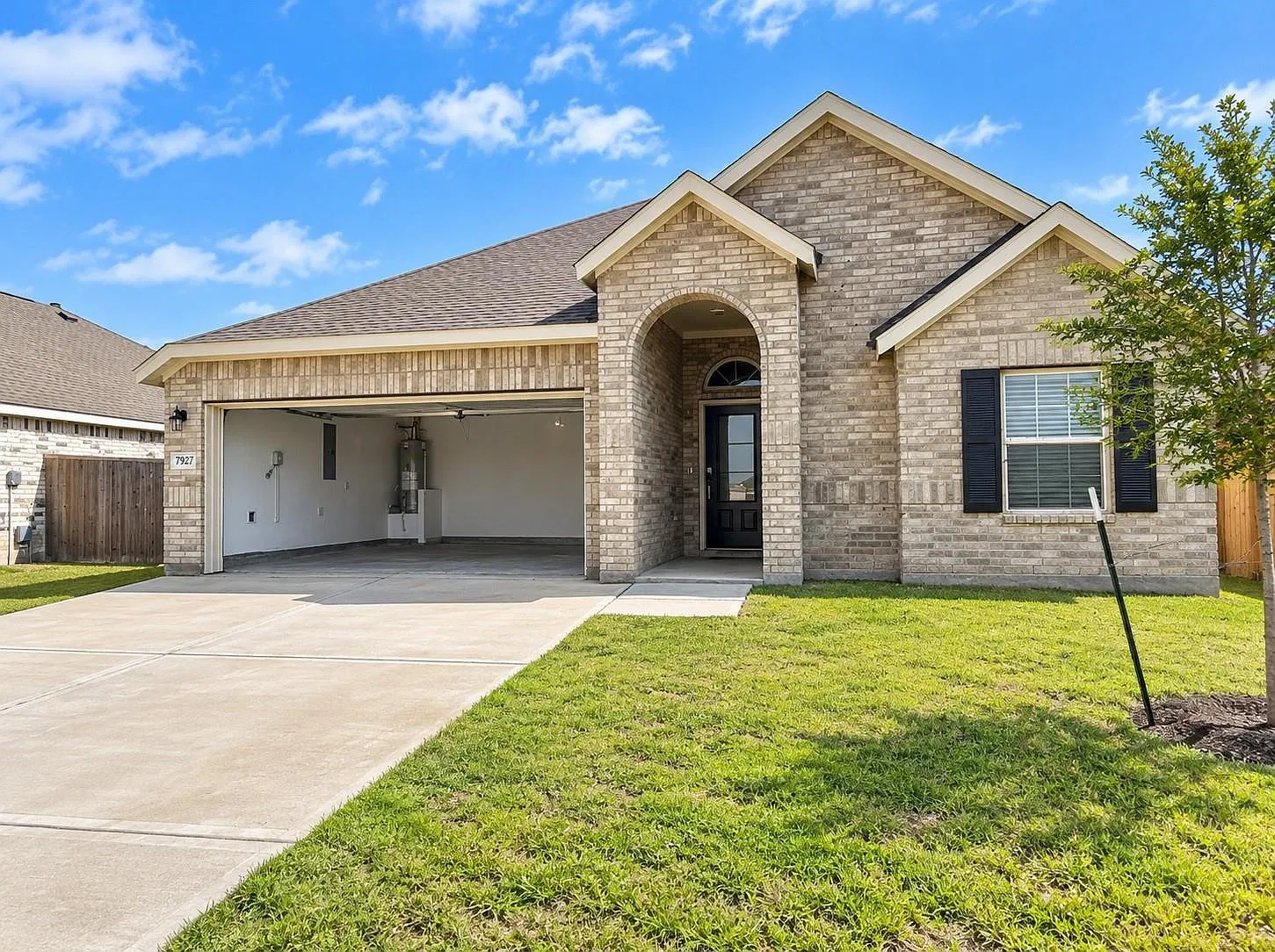 4 bed, 2.0 bath, 1922 sqft, $2,350 — Photo 2