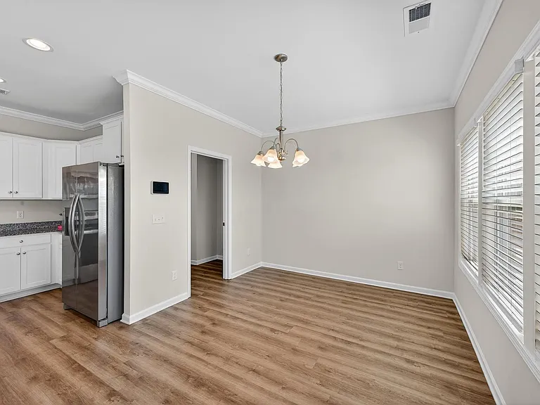 255 Mansell — Photo 10