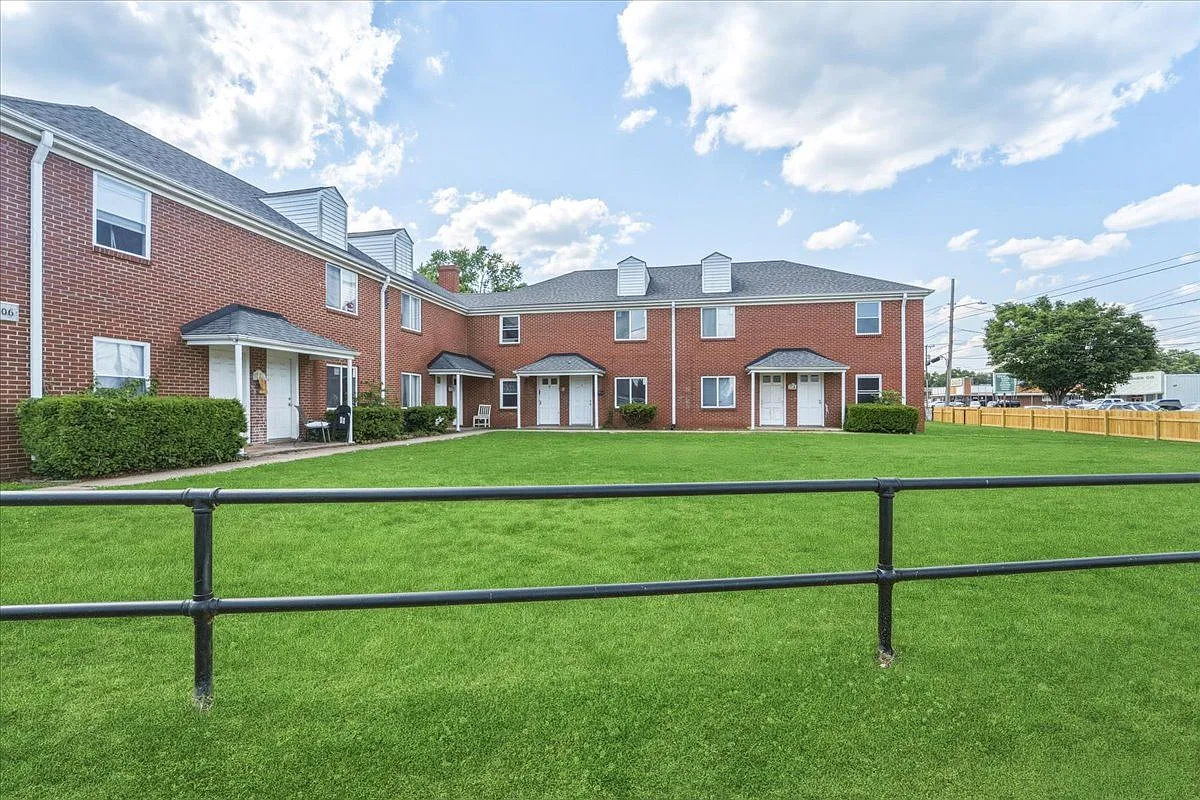 2 bed, 1.0 bath, $1,200 — Photo 1