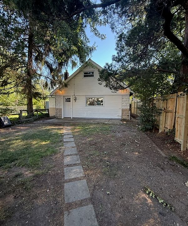 This is the 1-bed 1-bath cottage for rent located at back of property.