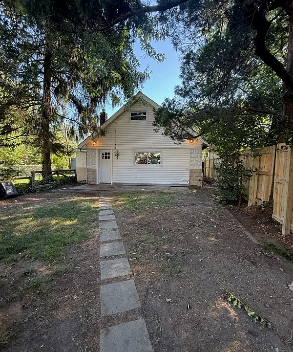 This is the 1-bed 1-bath cottage for rent located at back of property.