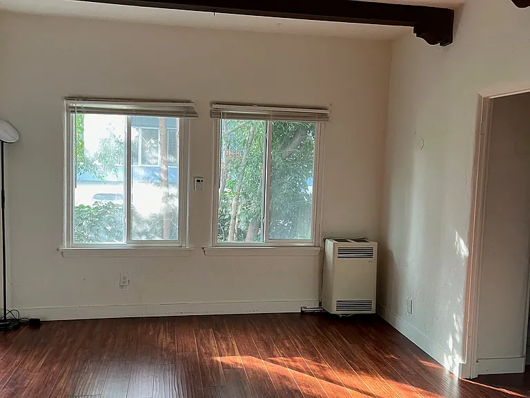 945 Hilgard Ave #105 — Photo 6