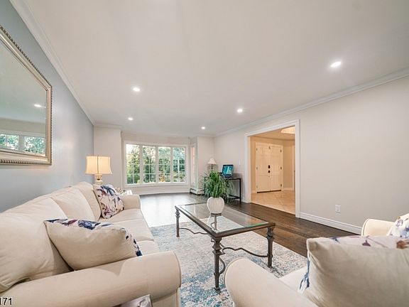 4th image of 8 Canterbury Dr