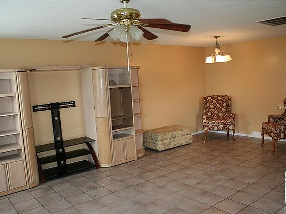3rd image of 68 Carriage Hill Cir
