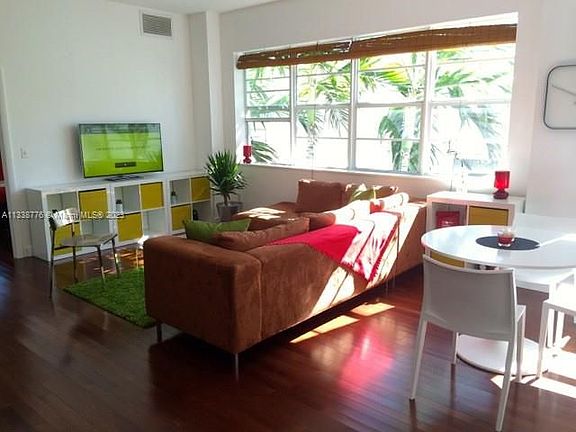 3rd image of 935 Euclid Ave APT 12
