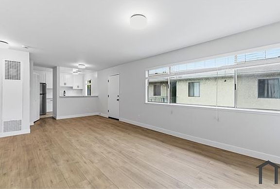 3rd image of 1922 S Hobart Blvd APT 14