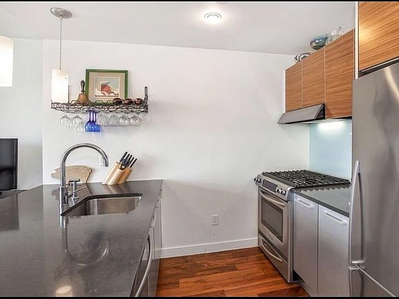 3rd image of 1063 Jackson Ave APT 6E