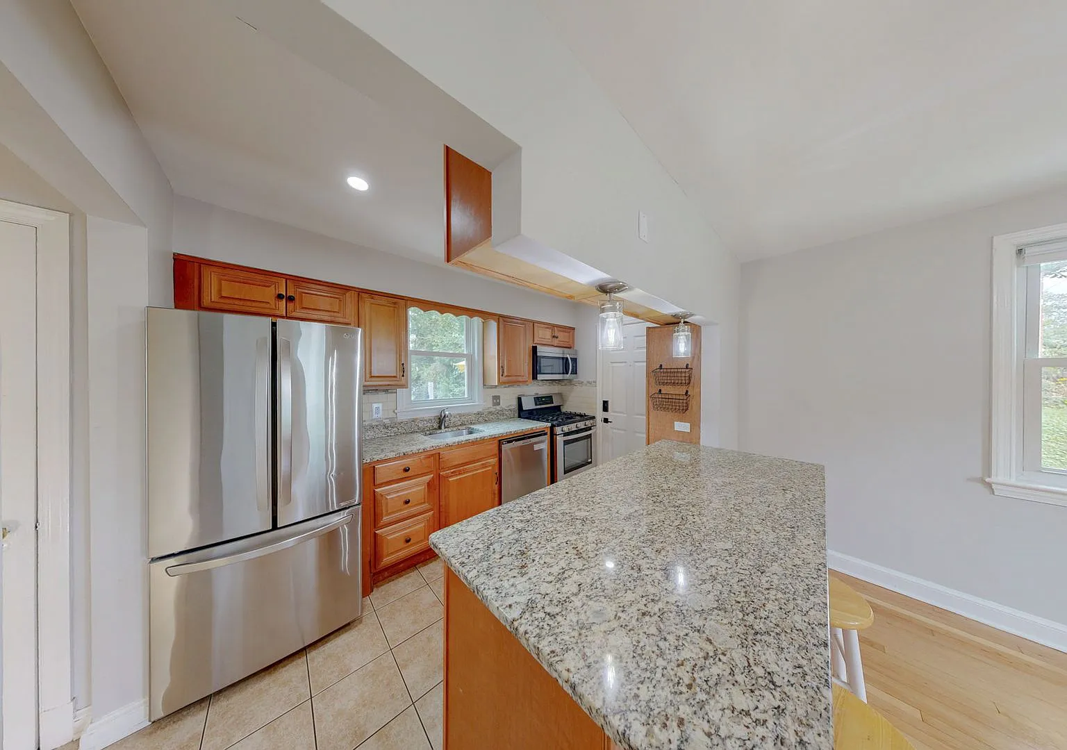 Close In Silver Spring Updated 3 Bed + 2 Ba — Photo 2