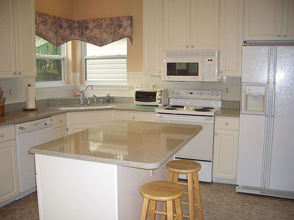 Beautiful kitchen w/Silestone quartz counters, new d/w 