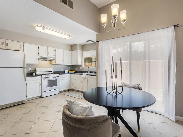 10241 Las Casitas Ct NE — Photo 5
