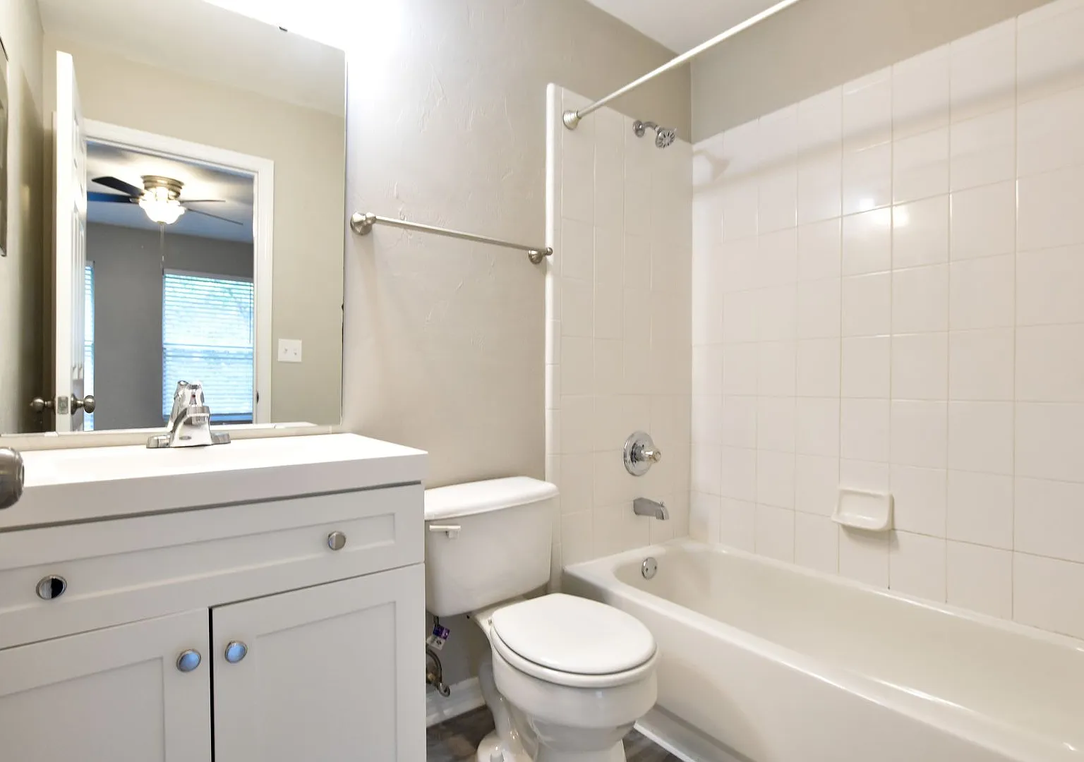 Fully Renovated 2 Bedroom 2.5 Bathroom One Month Free — Photo 4