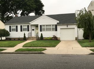 7 Woodwaye Rd, Plainview, NY 11803