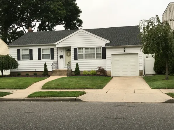 7 Woodwaye Rd, Plainview, NY 11803