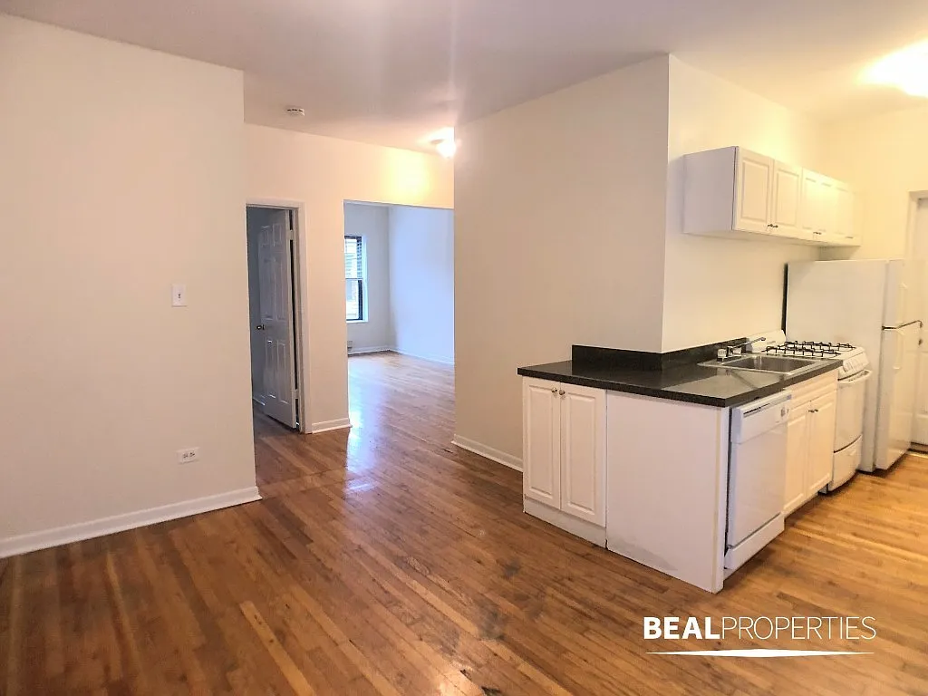 Building Photo - 654 W Cornelia Ave #4