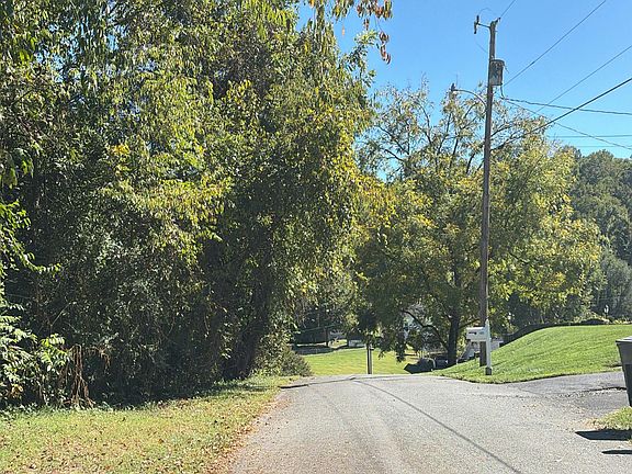 4th image of 524 Sycamore Gardens St