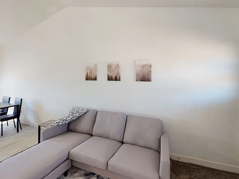 561 N 10th Pl — Photo 6