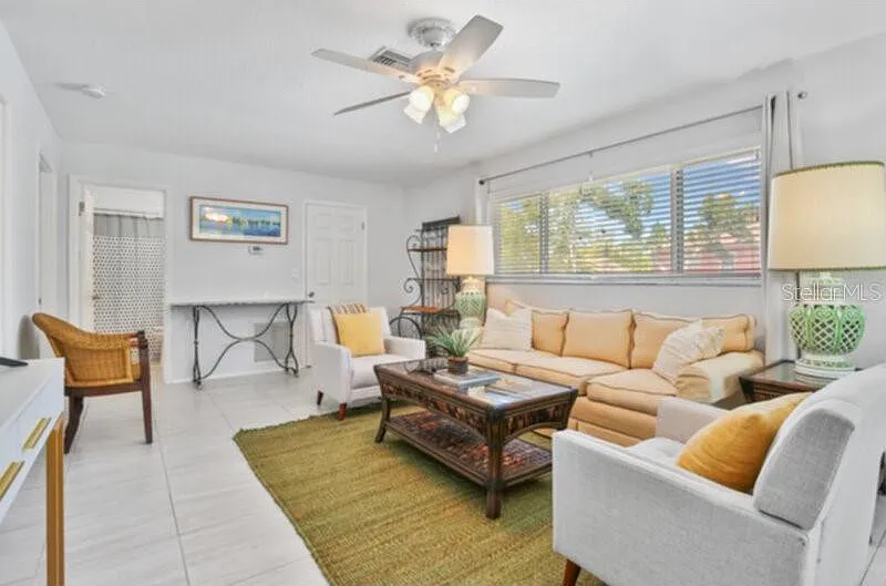 2 bed, 1.0 bath, 1100 sqft, $4,000 — Photo 3