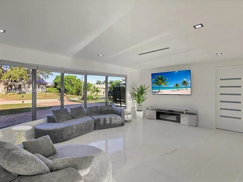 3 bed, 2.0 bath, $4,000 — Photo 4