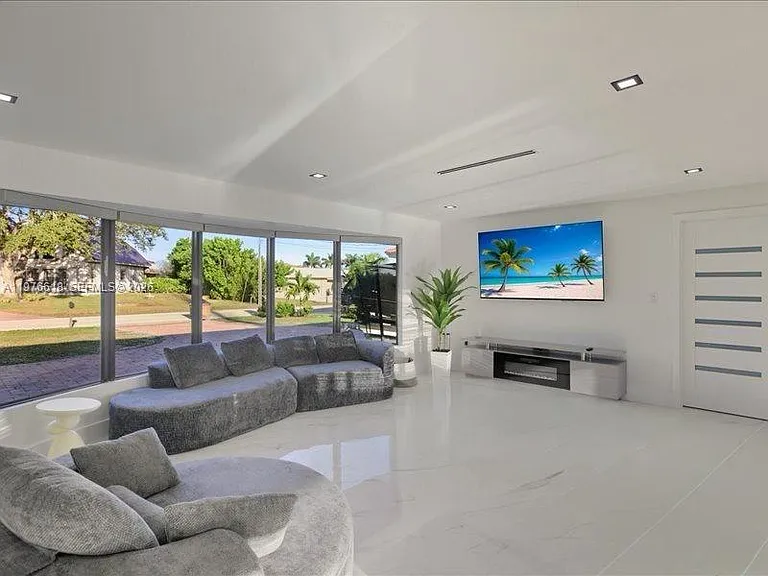 103 Tropicana Dr — Photo 4
