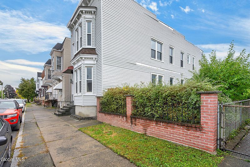 2nd image of 1516 3rd Avenue